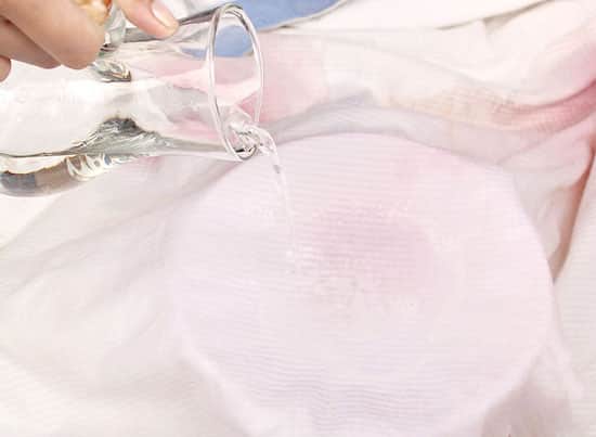 Rincez la tache avec de l'eau claire