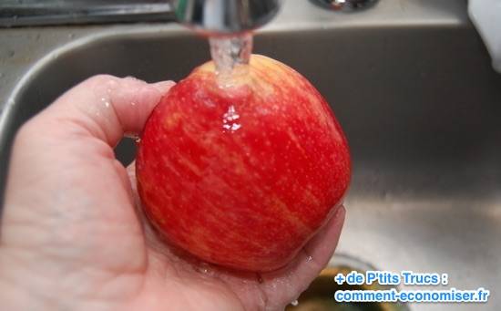 Rincez la pomme sous l'eau pour enlever les pesticides