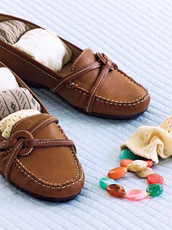 mettre des chaussettes roulées pour garder la forme des chaussures