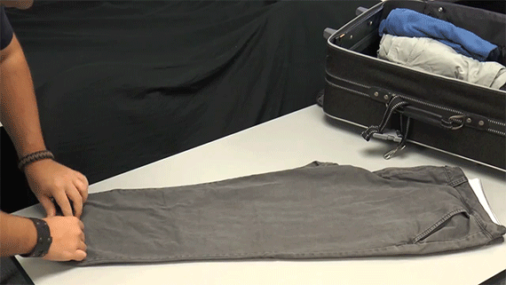 Gagnez de la place dans les bagages en roulant les vêtements