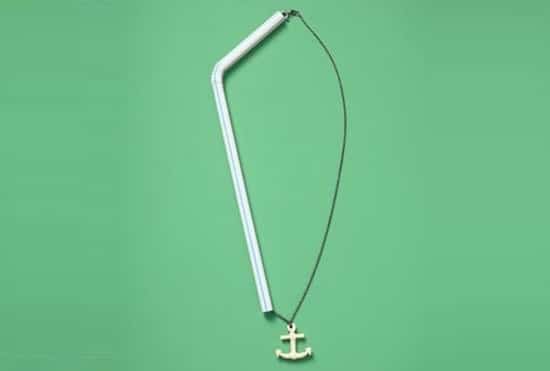 passer collier dans une paille pour éviter les noeuds
