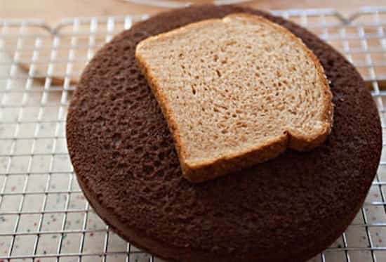 un gateau reste frais avec du pain