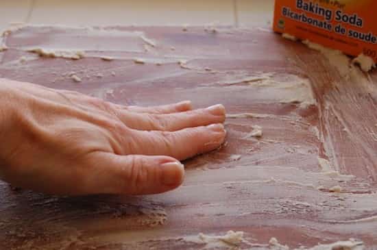 frotter la planche avec du bicarbonate de soude