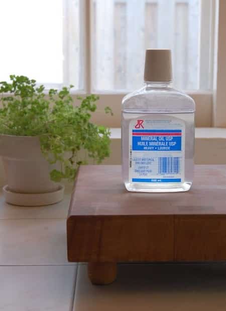 mettez de l'huile sur la planche en bois à découper