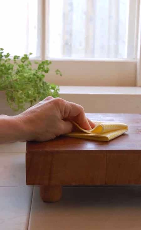 mettre de l'huile sur la planche à découper en bois