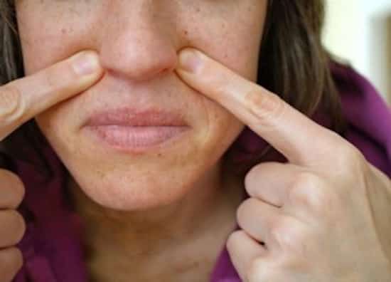 Voici une femme qui appuie sur les points L120 d'acupression.