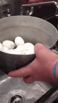 Comment enlever les coquilles des oeufs rapidement