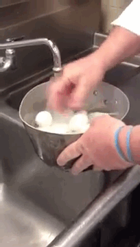 Les coquilles d'oeufs s'enlèvent rapidement sous l'eau