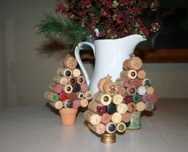 des sapins de noel faits en bouchon