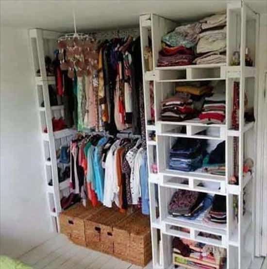 armoire penderie faite avec des palettes