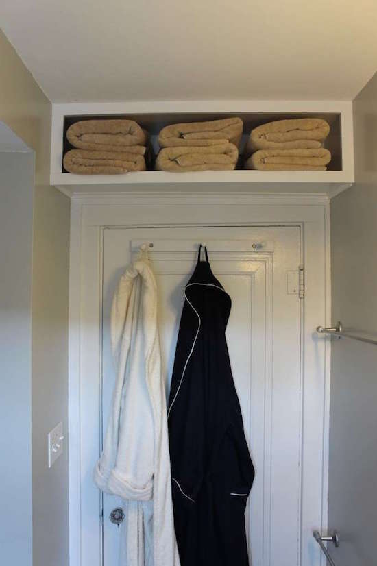 Saviez-vous que vous pouvez ranger les serviettes au-dessus de la porte de votre salle de bain ?