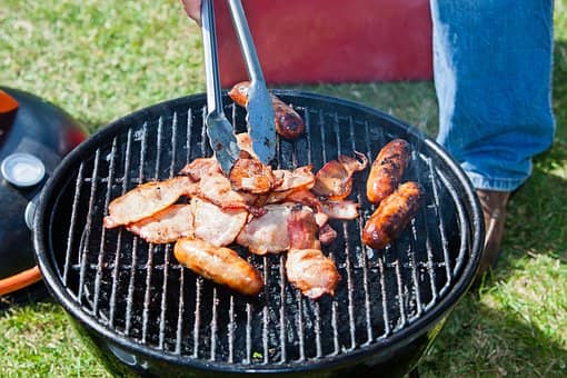 Barbecue : l'ingrédient surprenant et ultra-efficace pour nettoyer la grille  