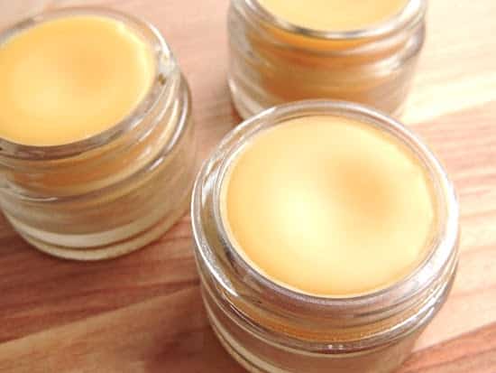 laissez refroidir le baume à lèvres maison à température ambiante