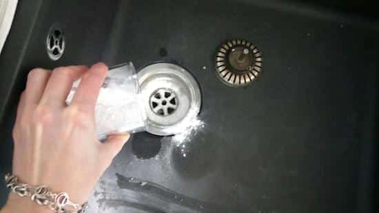 entretenir les canalisations avec une tasse de bicarbonate