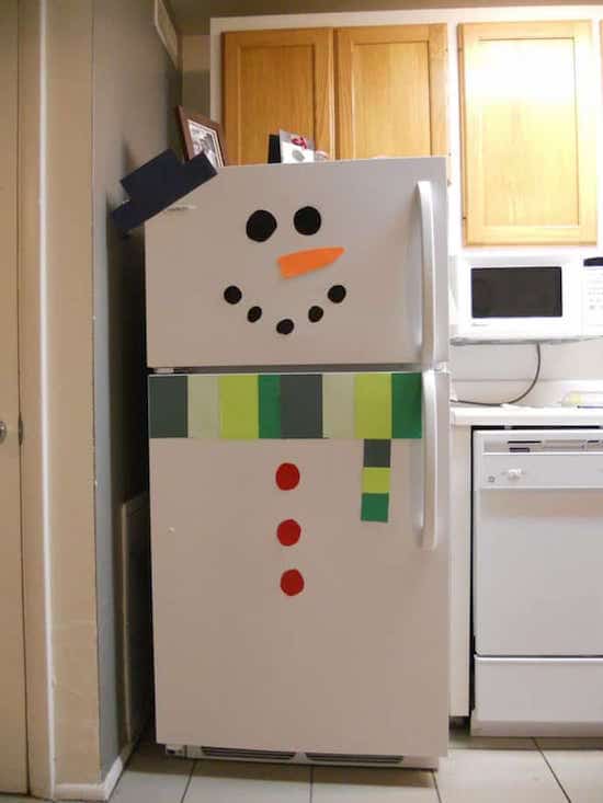 un frigo décoré en bonhomme de neige