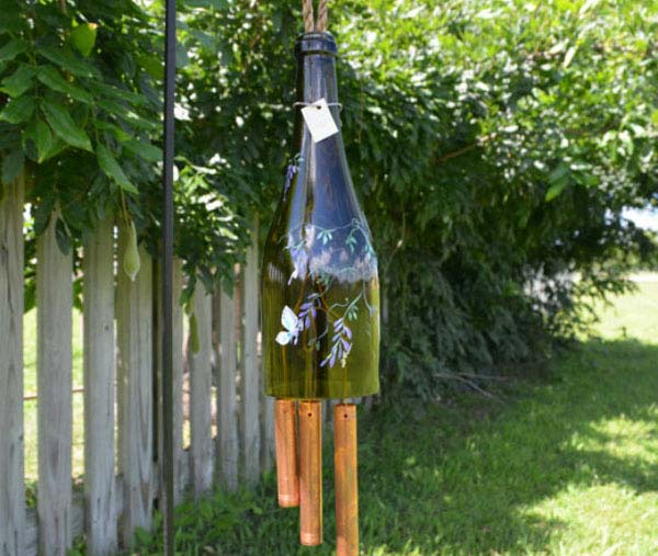 un carillon fabriqué avec un des bouteilles