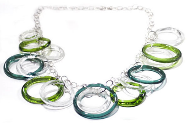  un collier artisanal fait avec des morceaux de verre de bouteille