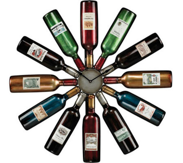 une horloge faite avec des bouteilles en verre