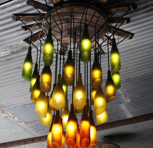 un lustre rustique fait avec des bouteilles 