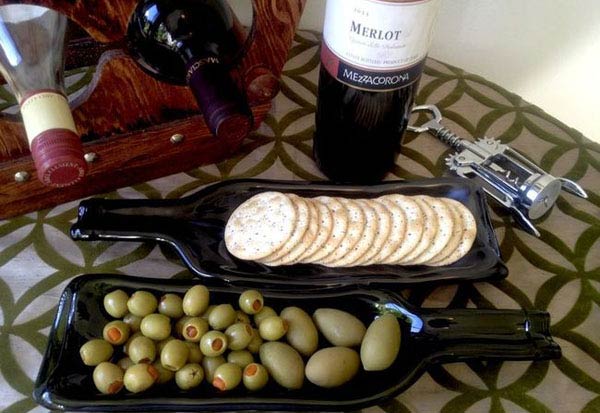 un desous de plat fait avec des bouteilles en verre