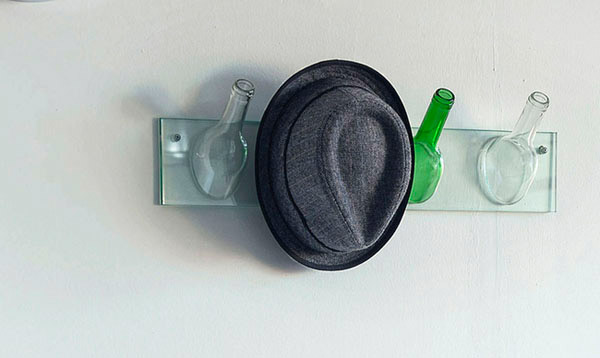 un porte-chapeaux faits avec des bouteilles
