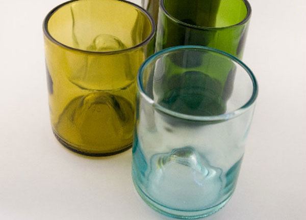 des verres fabriqués avec des culots de bouteille en verre