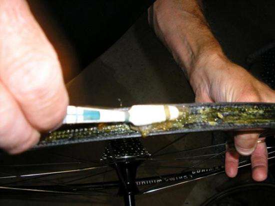 comment étaler de la colle avec une brosse à dents