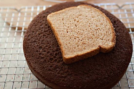 Mettez une tranche de pain sur le dessus d'un gâteau pour le conserver moelleux
