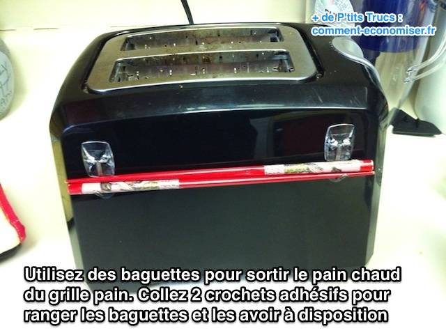 Utilisez des baguettes pour prendre le pain chaud du grille pain