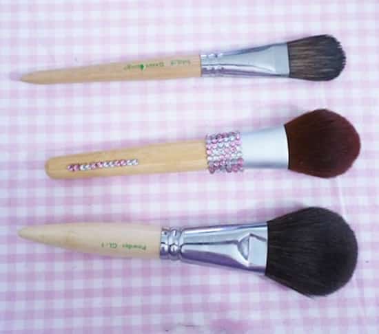 pinceaux et brosses à maquillage propres