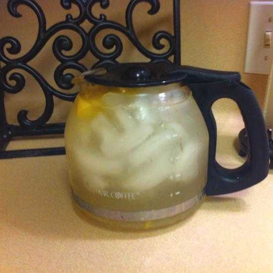 faire briller une cafetière avec des agrumes