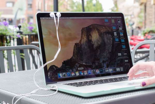 Les écouteurs iPhone se collent sur l'écran d'un MacBook