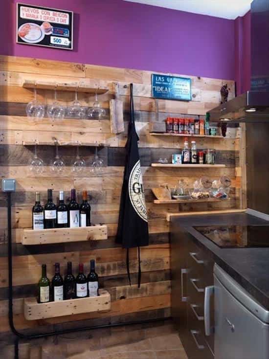 une cuisine et des rangements faits avec des palettes