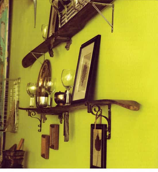 étagère faite avec de vieux ski recyclés