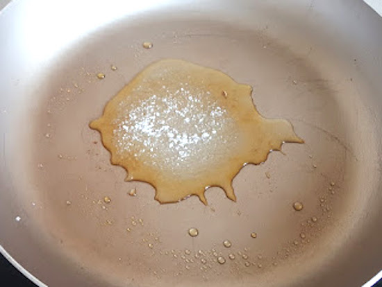 mettre sucre dans la poele pour caraméliser