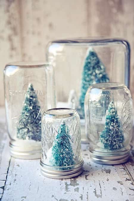des globes de neige faites avec des bocaux