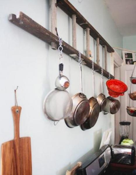 accrochez vos ustensiles de cuisine à une échelle recyclée