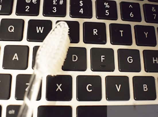 comment enlever miettes et poussière clavier ordinateur