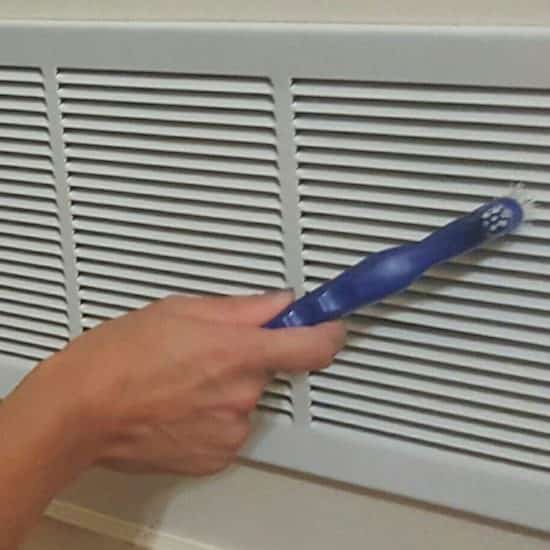 Une veille brosse à dents pour nettoyer facilement les grilles d'aération
