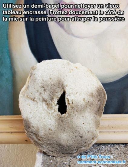 Reinigen Sie ein altes, schmutziges Brett mit einem halben Bagel.