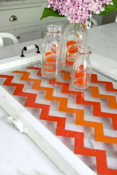 un plateau fait avec une fenêtre