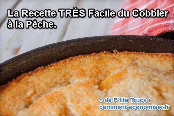 Cobbler aux pêches dans une poêle en fonte