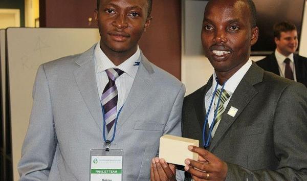 Gérard Niyondiko et Moctar Dembele invente le savon anti palu et reçoivent un prix à l'université de Berkeley