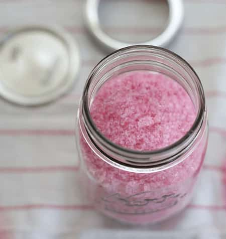 Bocal de sels de bain faits-maison contre le rhume.