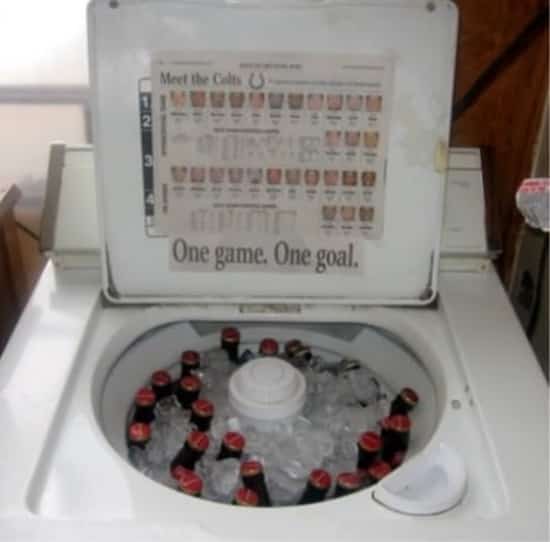 plusieurs bières avec des glaçons dans une machine à laver