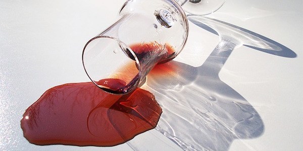 Comment faire pour enlever une tache de vin rouge ?