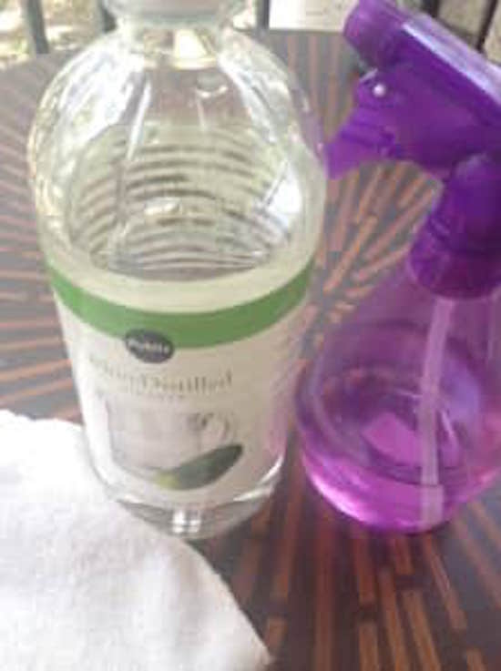 Utilisez un fer à repasser, du vinaigre blanc et un chiffon pour enlver les taches tenaces de votre moquette.