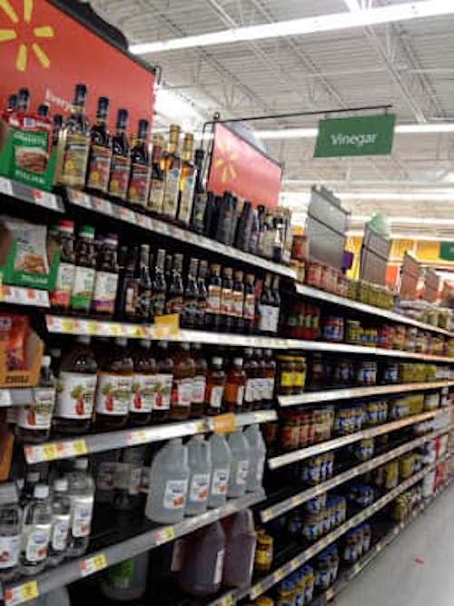 Le vinaigre blanc se trouve dans le rayon vinaigre. 