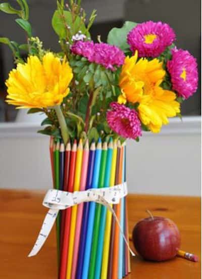 pot de fleurs DIY fait avec des crayons de couleurs