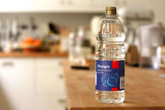 bouteille de vinaigre blanc pour détacher l'urine des chats